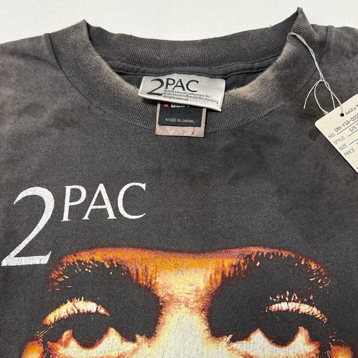 Details SAINT Mxxxxxx × 2PAC 2PC_SS TEE/2PAC/BLK 2PAC co-branded model 2PAC character TEE washed black S-XL A blockbuster co-branded project by the legendary hip-hop artist 2PAC The printing part refers to the iconic graphics on the cover of 2PAC's albums "R U Still Down" and "Shakur" The entire garment is rewashed and distressed/hole-printed The ceiling of New Vintage is a must-have